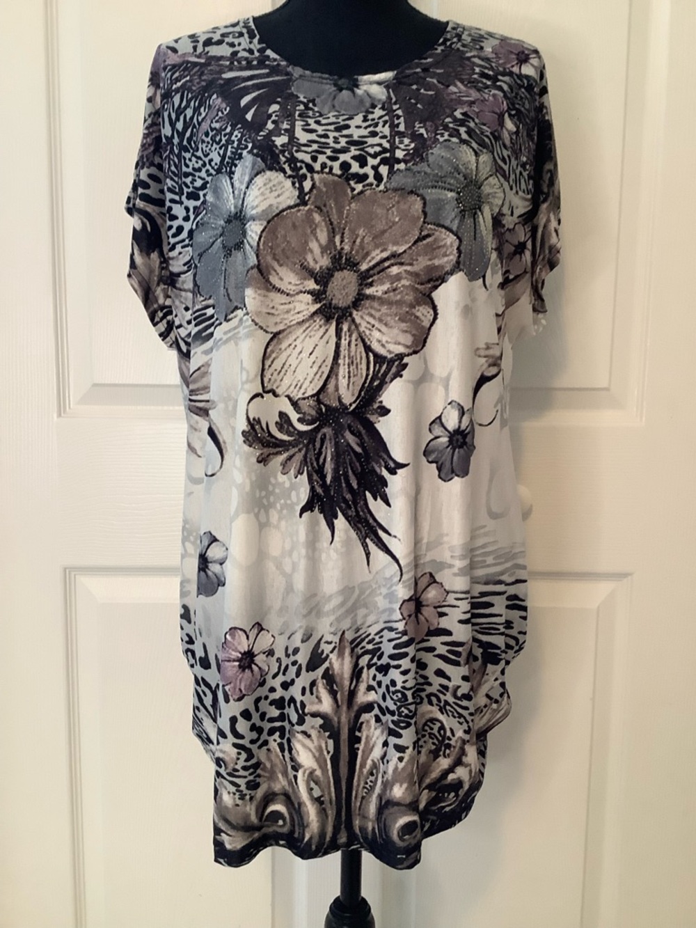 Relaxed Floral Print Short-Sleeve Tunic - Gray, Purple, Cream